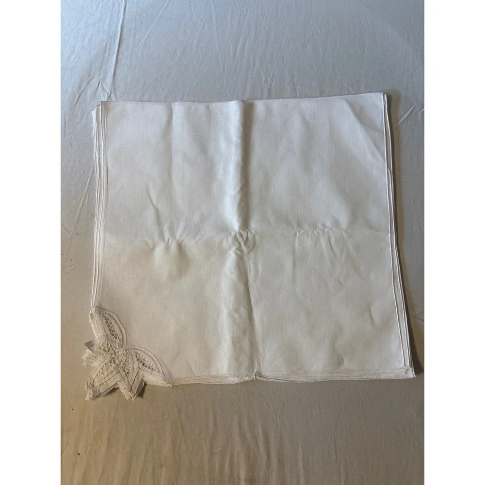 Vtg Unbranded Napkins  17x17 White Excellent Lace Corner Set of 4